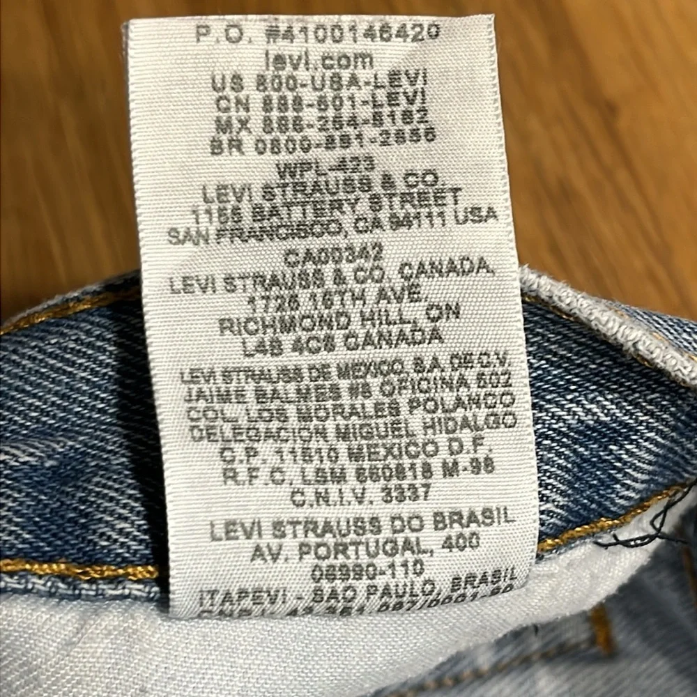 Levi’s Light Wash Distressed 560 Loose Fit Blue Jeans Men’s 38 x 30